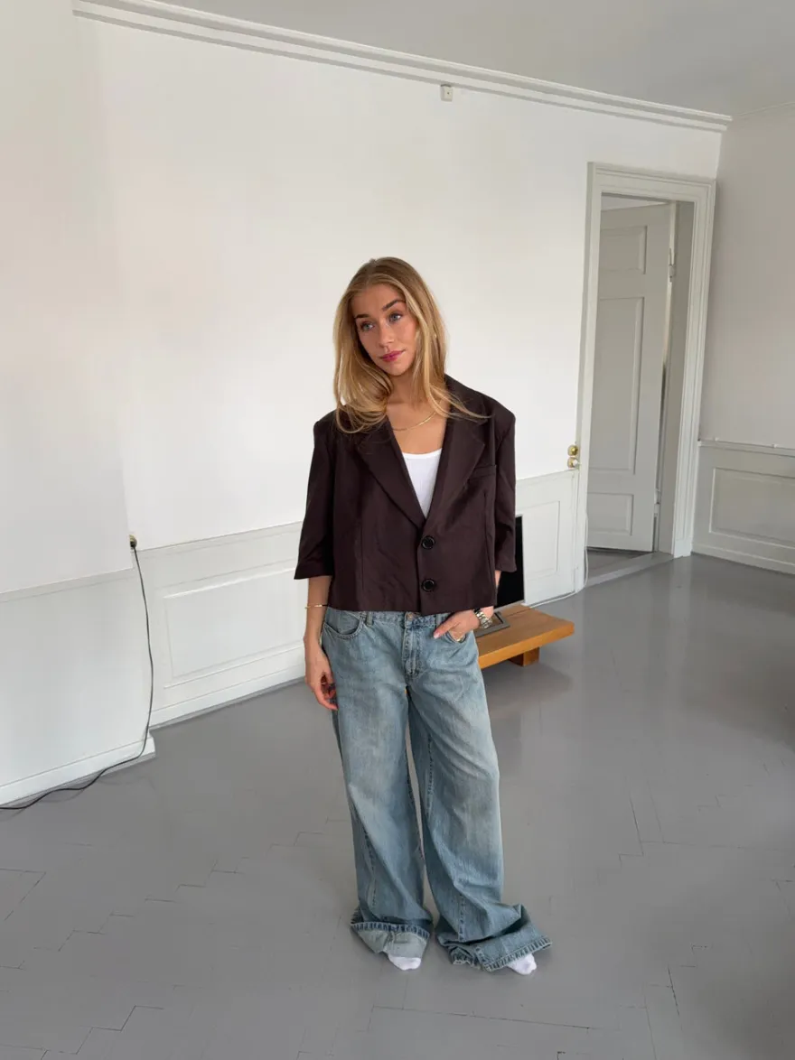 Design By Si Carolyn cropped blazer - Brun Online