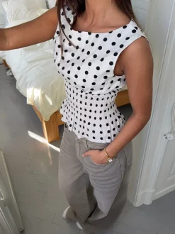 Design By Si Cathrine smocktop med polkaprikker - Hvid/sort New