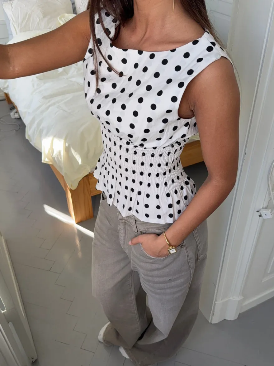 Design By Si Cathrine smocktop med polkaprikker - Hvid/sort New
