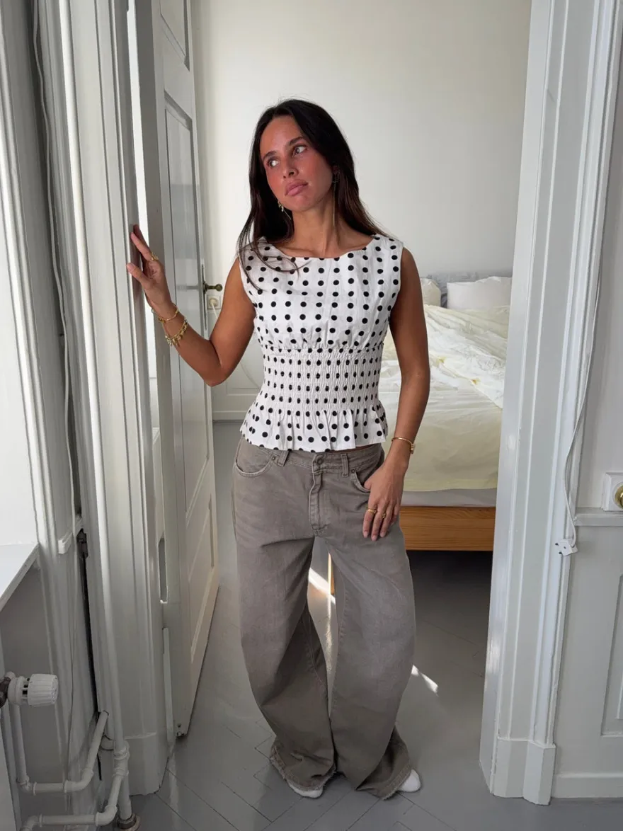 Design By Si Cathrine smocktop med polkaprikker - Hvid/sort New
