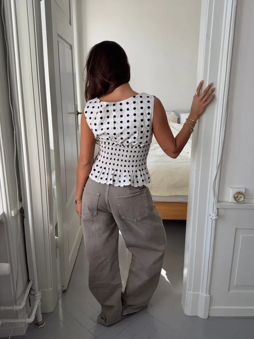 Design By Si Cathrine smocktop med polkaprikker - Hvid/sort New