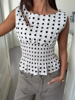 Design By Si Cathrine smocktop med polkaprikker - Hvid/sort New