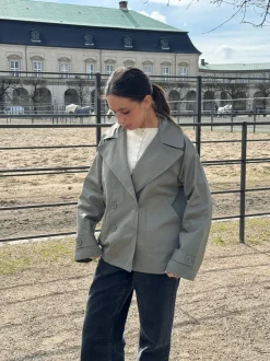 Design By Si Catinka kort trenchcoat - Kaki Best