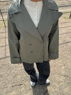 Design By Si Catinka kort trenchcoat - Kaki Best
