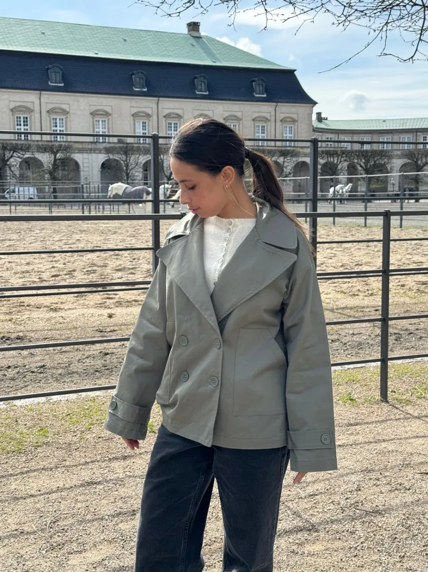 Design By Si Catinka kort trenchcoat - Kaki Best
