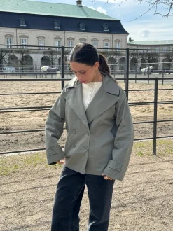 Design By Si Catinka kort trenchcoat - Kaki Best
