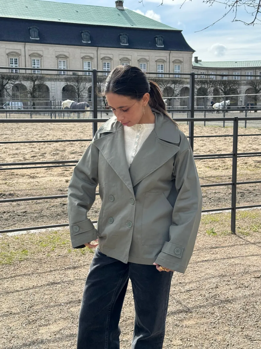 Design By Si Catinka kort trenchcoat - Kaki Best