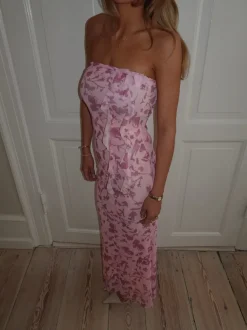 Design By Si Charlot maxikjole med blomster - Lyserød Hot