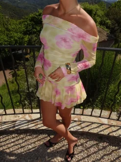 Design By Si Chila off shoulder kjole med blomster - Gul/lyserød New