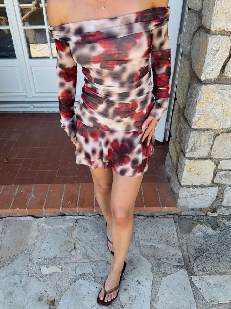 Design By Si Chila off shoulder kjole med blomster - Hvid/sort/rød