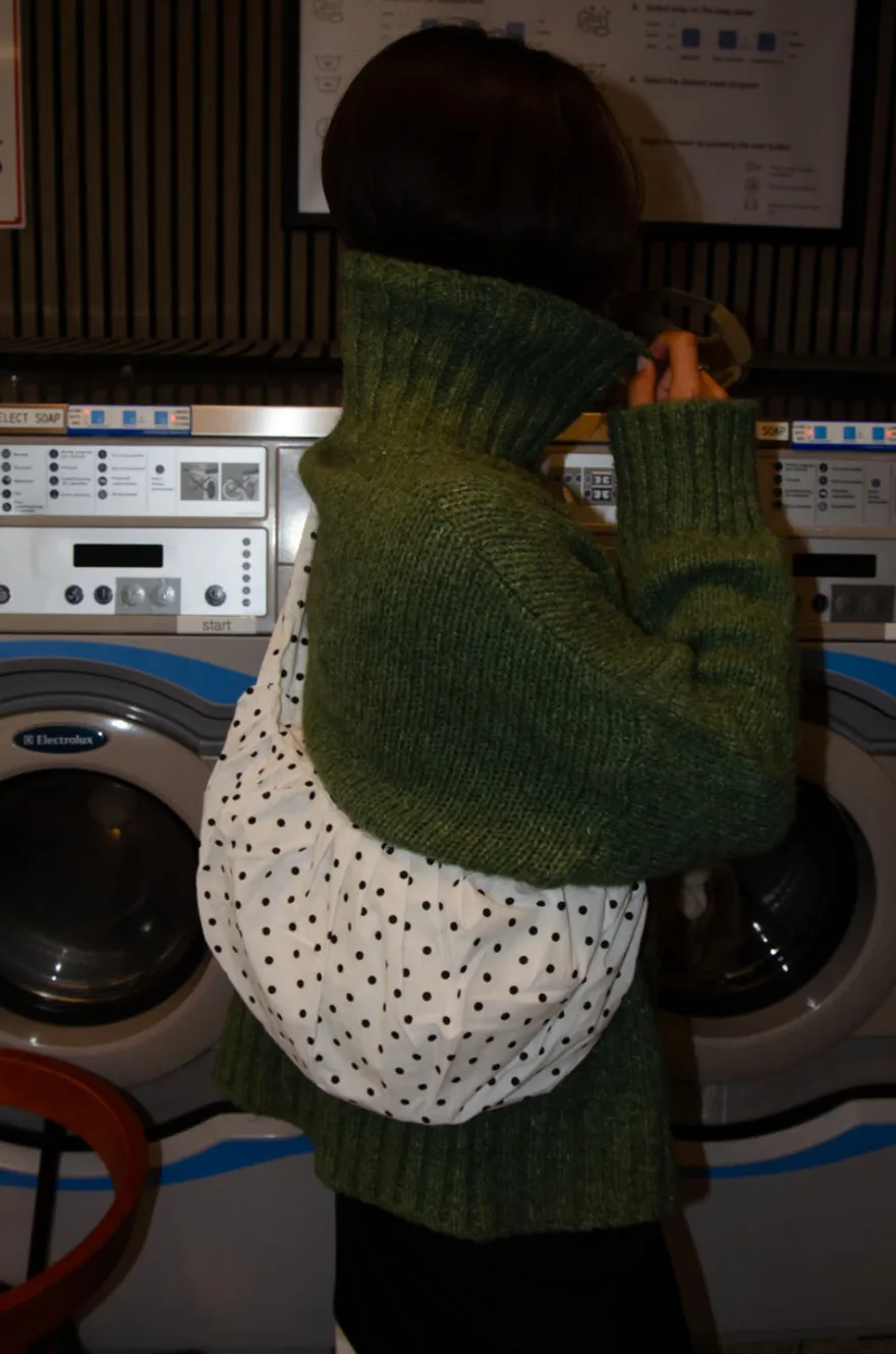 Design By Si Cia skuldertaske med polka prikker - Hvid Clearance