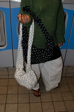 Design By Si Cia skuldertaske med polka prikker - Hvid Clearance