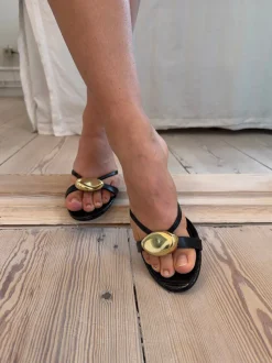 Design By Si Cleopatra minihæle med gulddetalje - Sort Clearance