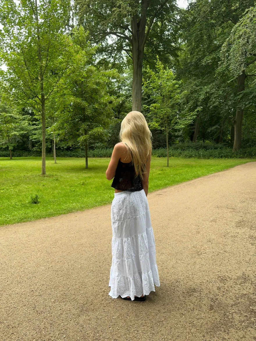 Design By Si Cleotilde lang nederdel med broderi - Hvid