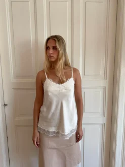 Design By Si Daniana satintop med blonder - Hvid Best