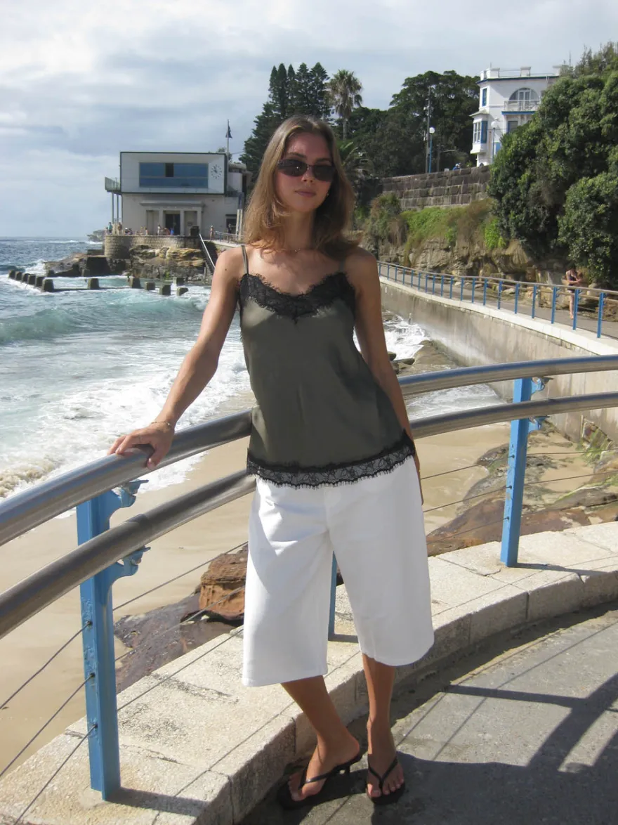 Design By Si Daniana satintop med blonder - Kaki New