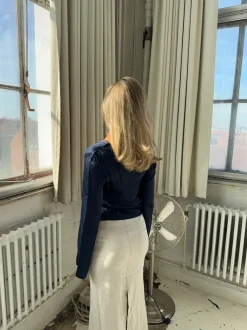 Design By Si Denisi satin bluse - Navy Online