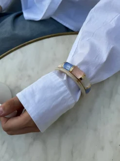 Design By Si Ebony armbånd med striber - Blå/lyserød/hvid/guld Clearance