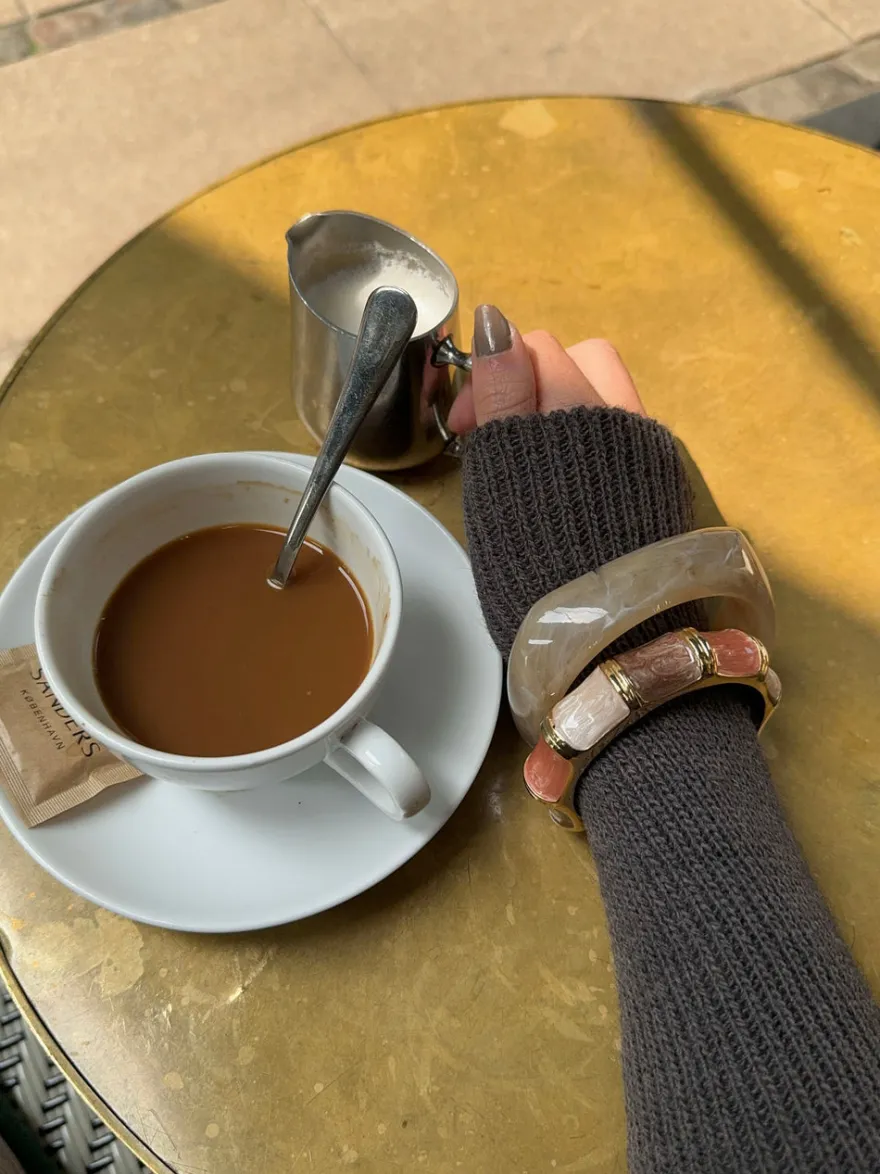 Design By Si Ebony armbånd med striber - Koral/brun/guld/off white Clearance