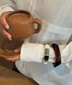 Design By Si Ebony armbånd med striber - Sort/blågrå/hvid/guld Discount