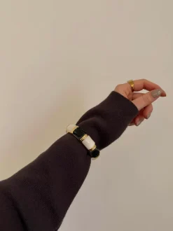 Design By Si Ebony armbånd med striber - Sort/hvid