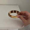 Design By Si Eivora armbånd med striber - Brun/guld Best
