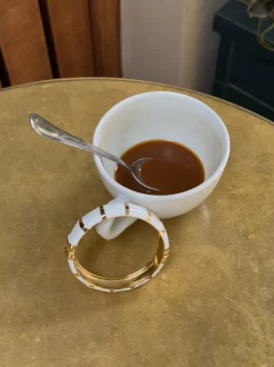 Design By Si Eivora armbånd med striber - hvid/guld Outlet