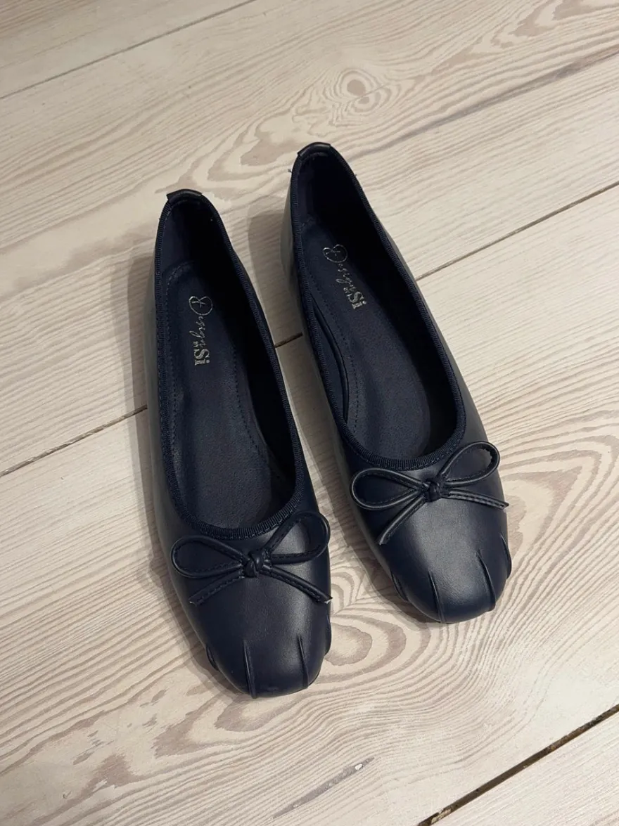Design By Si Eline ballerinaer med detaljer - Mørk Navy Online