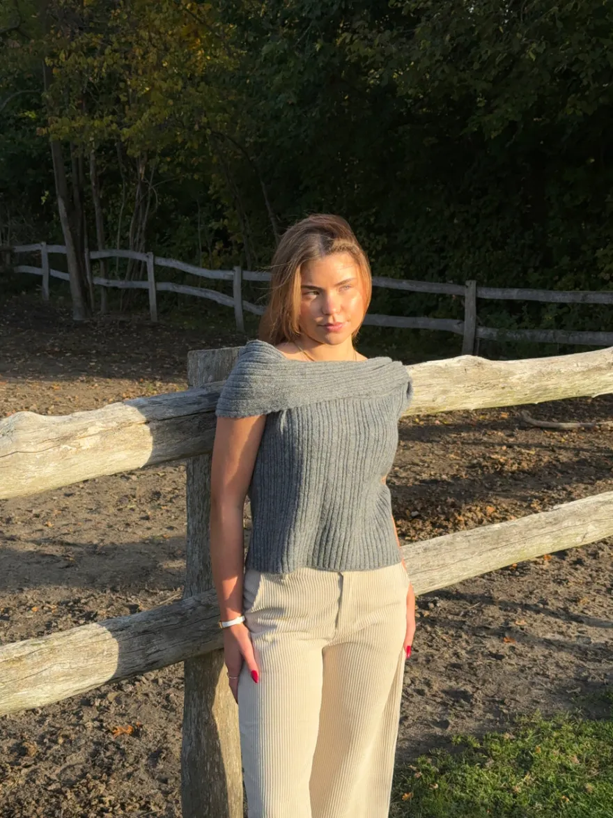 Design By Si Elinor off shoulder strikvest - Grå