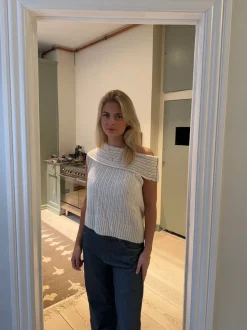 Design By Si Elinor off shoulder strikvest - Off white Hot