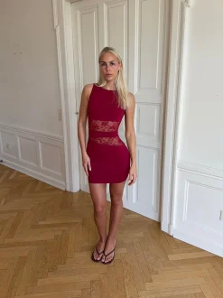 Design By Si Ellatia kjole med blonder - Rød Hot