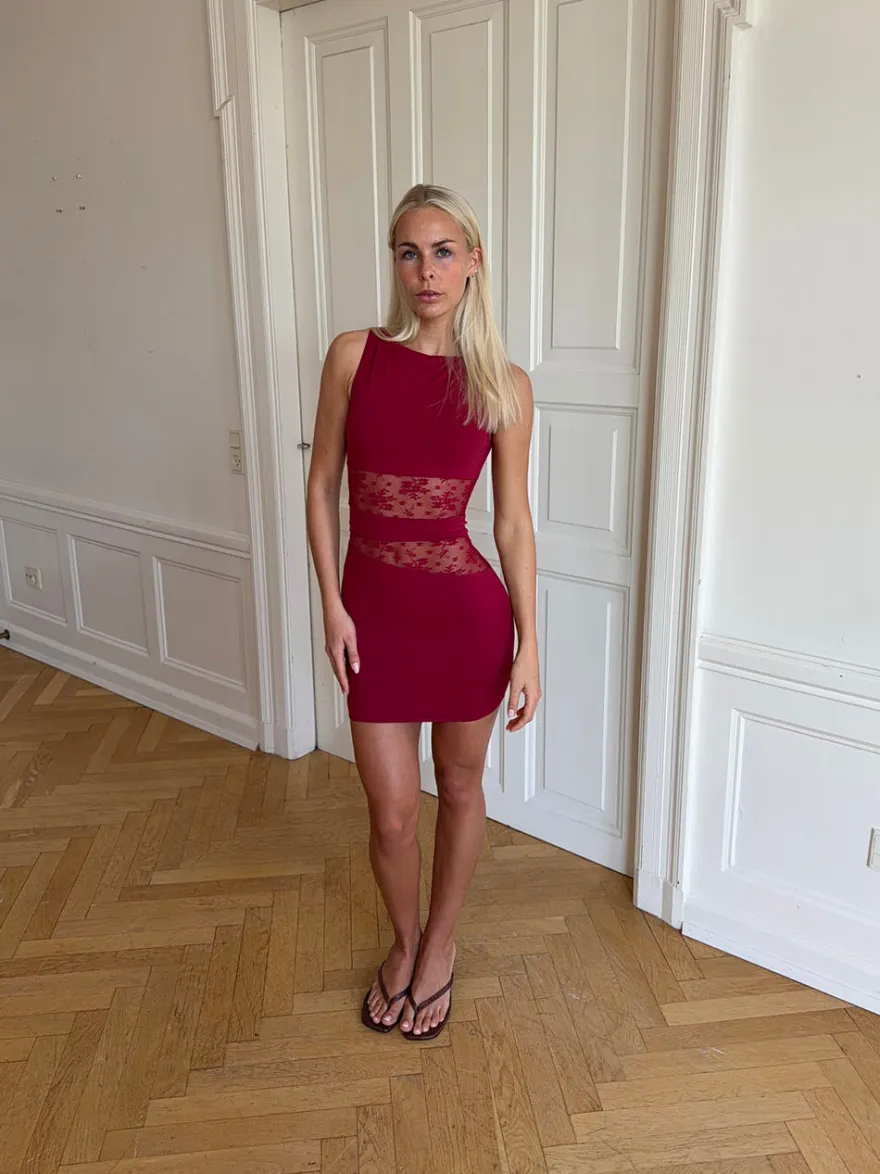 Design By Si Ellatia kjole med blonder - Rød Hot