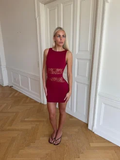 Design By Si Ellatia kjole med blonder - Rød Hot