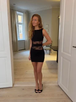 Design By Si Ellatia kjole med blonder - Sort Hot