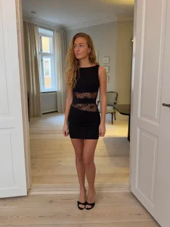 Design By Si Ellatia kjole med blonder - Sort Hot