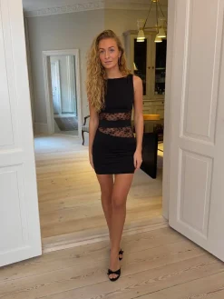 Design By Si Ellatia kjole med blonder - Sort Hot