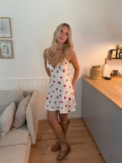 Design By Si Elodia kjole med blomstermønster - Hvid/rød Online