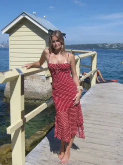 Design By Si Elora kjole med polkaprikker - Rød Outlet