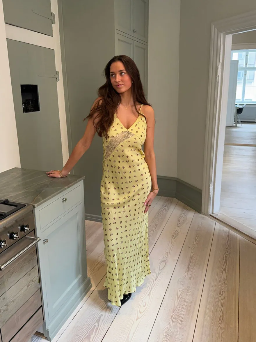 Design By Si Emily maxikjole med blomster - Gul Sale