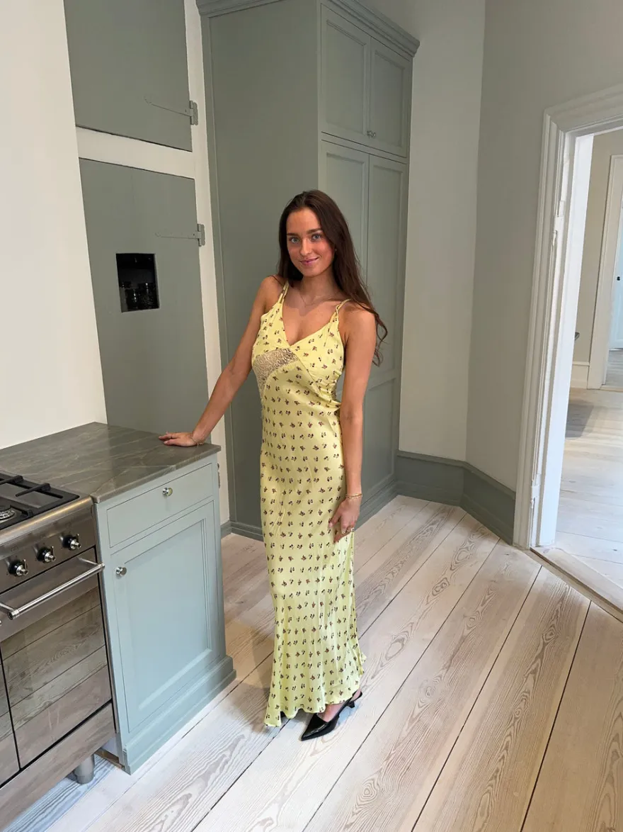 Design By Si Emily maxikjole med blomster - Gul Sale