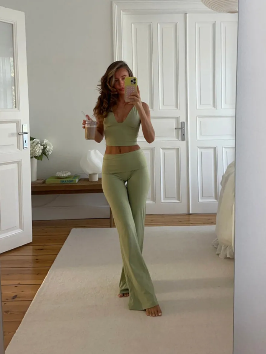 Design By Si Essential flared pants - Matcha Hot