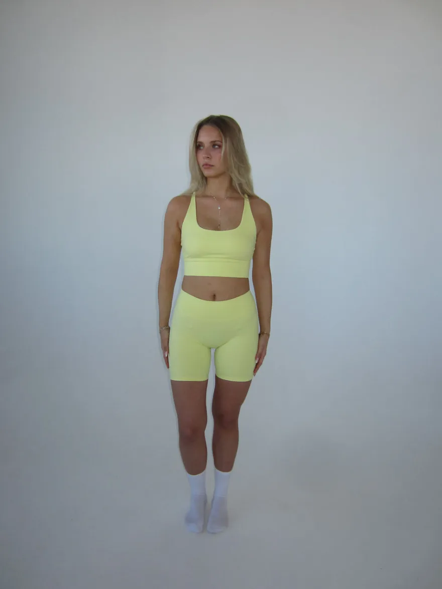 Design By Si Essential shorts - Butter Hot