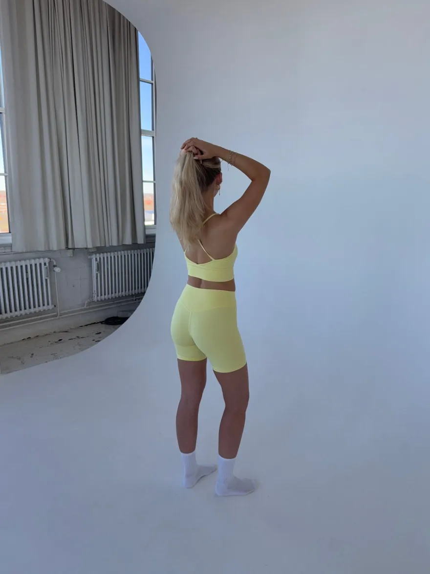 Design By Si Essential shorts - Butter Hot