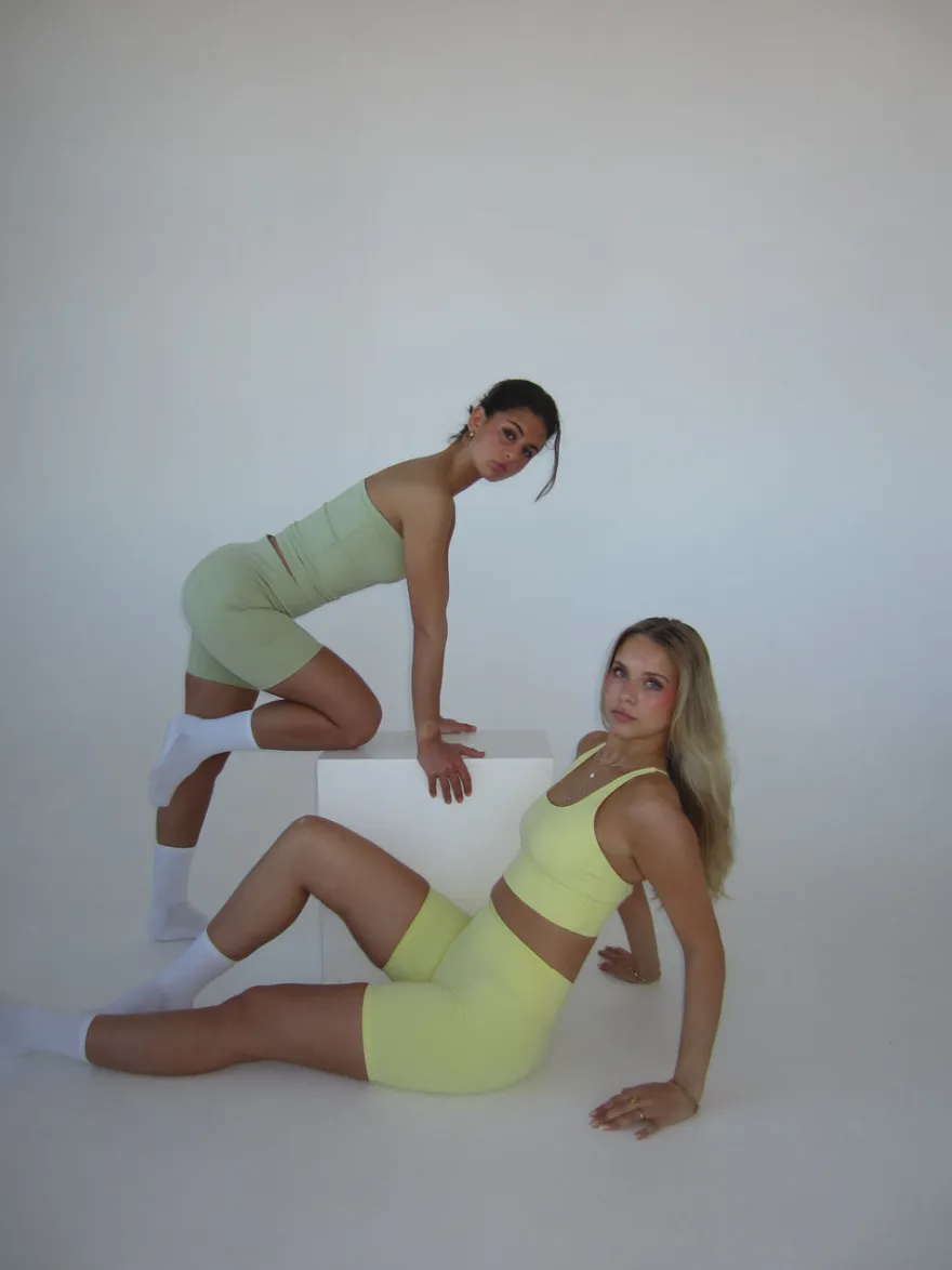 Design By Si Essential shorts - Butter Hot