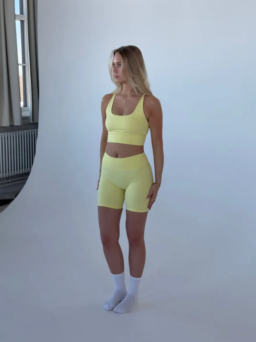 Design By Si Essential shorts - Butter Hot
