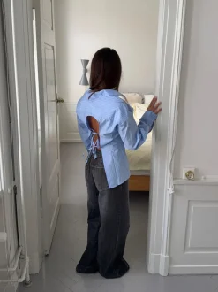 Design By Si Estelle stribet skjorte med åben ryg - Blå/hvid Clearance