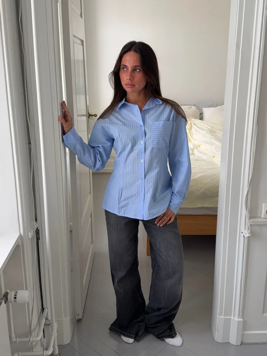 Design By Si Estelle stribet skjorte med åben ryg - Blå/hvid Clearance