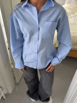 Design By Si Estelle stribet skjorte med åben ryg - Blå/hvid Clearance