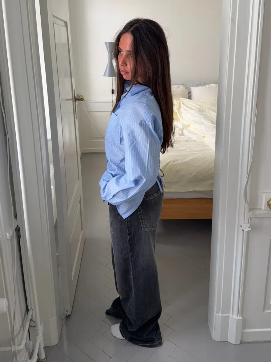 Design By Si Estelle stribet skjorte med åben ryg - Blå/hvid Clearance