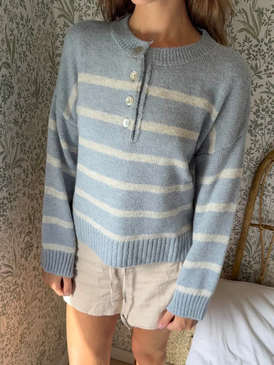 Design By Si Evelisse striktrøje med knapper - Lyseblå/hvid Outlet
